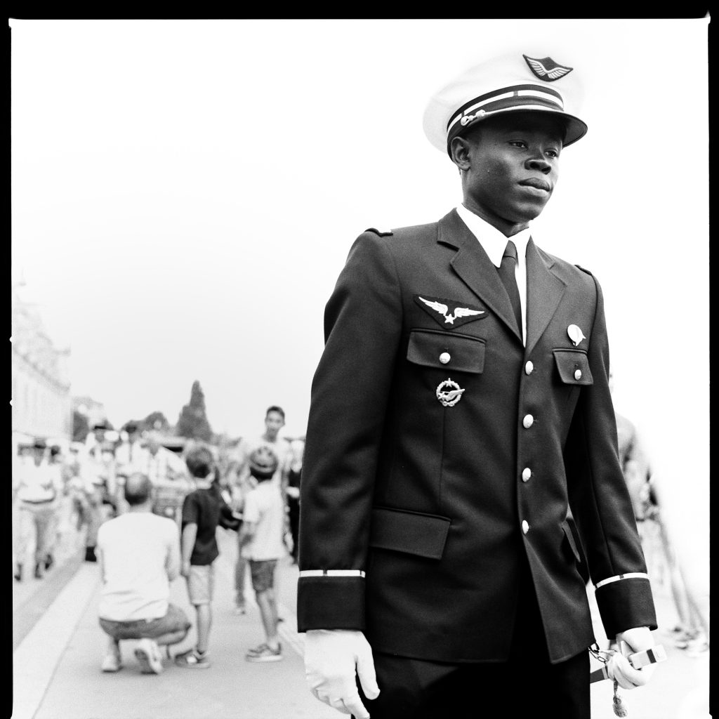 report-hasselblad-mediumformat-paris-france-14thjuly-army-soldier